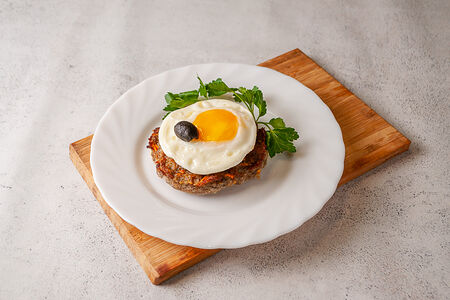 Бифштекс с яйцом