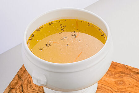 Домашний куриный суп с лапшой