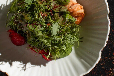 Жареные креветки с клубникой и малиновым дрессингом