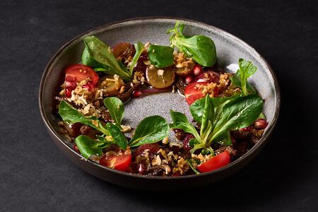 Салат из говяжьей вырезки в виноградном соте