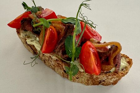 Брускетта с ростбифом