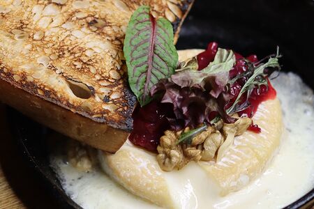 Запеченный камамбер, луковый мармелад с клюквой