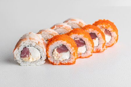 Тунец в креветке и тобико