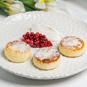 Сырники со сметаной и моченой брусникой