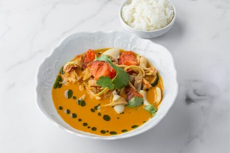 Том ям с кальмаром и креветками