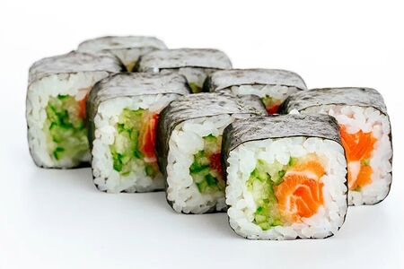 Маки с лососем и огурцом