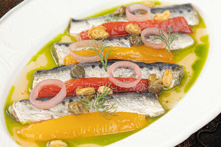 Сельдь иваси с маринованным болгарским перцем и маслом из трав