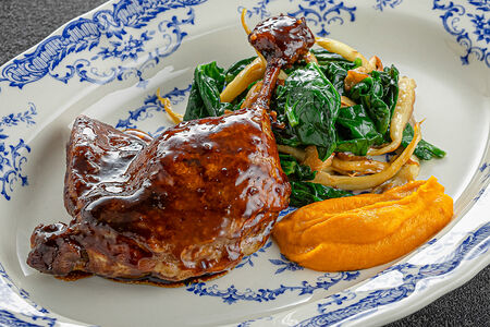 Утиная ножка конфи со шпинатом и вешенками