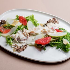 Тёплый салат с кальмарами и грейпфрутом