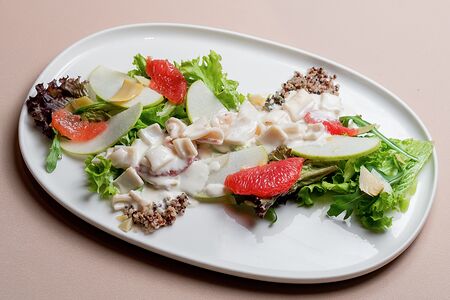 Тёплый салат с кальмарами и грейпфрутом