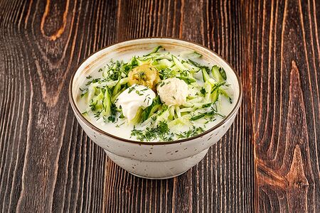 Окрошка из свежих огурцов и зелени на мацони