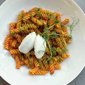 Фузили в томатном соусе с миндальной рикоттой