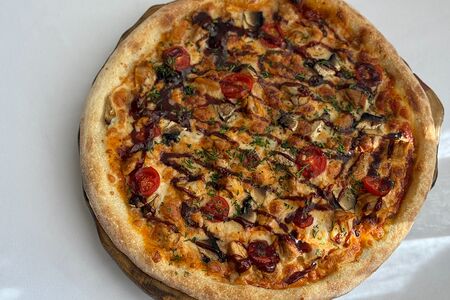 С цыпленком, шампиньонами и соусом барбекю