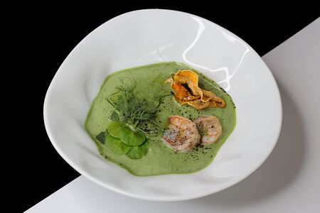 Крем-суп из брокколи со шпинатом и креветками