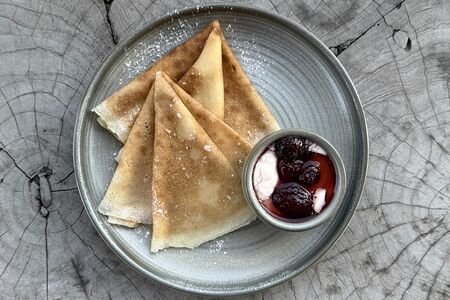 Блины со сметаной и земляничным соусом