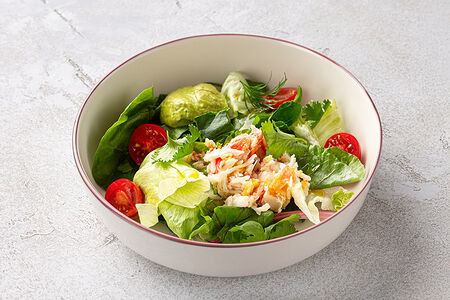 Салат с крабом и муссом из авокадо 