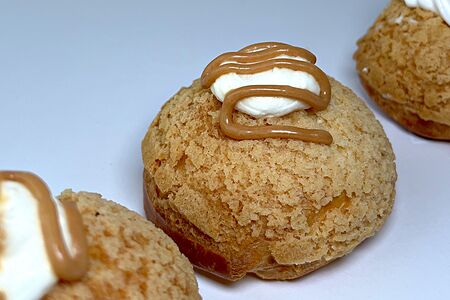 Профитроль карамельный 