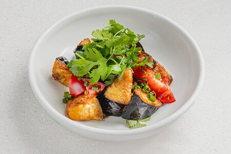 Хрустящие баклажаны, сезонные томаты и китайский соус