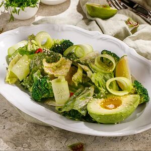 Салат с листьями романо и авокадо