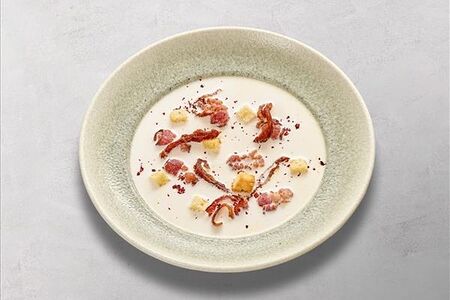 Сырный с вялеными томатами и копченостями