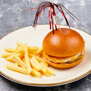 Бургер с куриной котлетой и картофелем фри