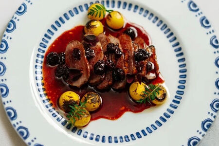 Утиная грудка с желтой морковью и соусом гранд венюр