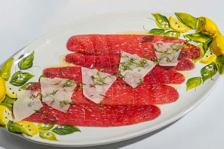 Карпаччо из говядины с пармезаном
