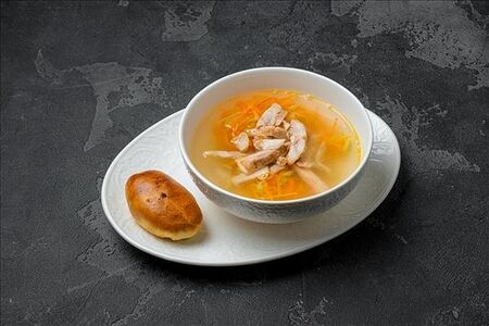 Куриный бульон с мягким яйцом, лапшой и мясом цыпленка