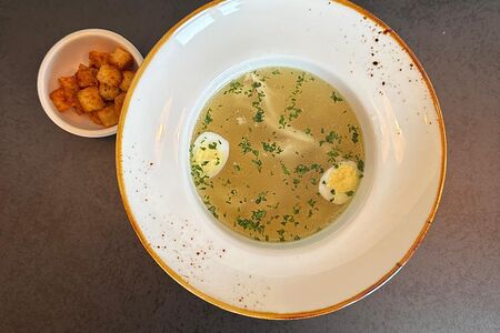 Бульон из цыплёнка с лапшой, гренками и яйцом