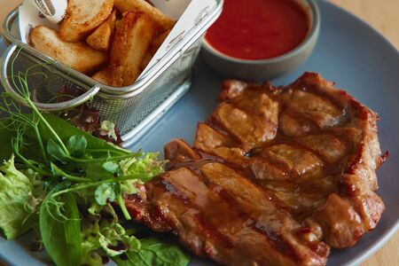 Стейк из cвинoй шеи