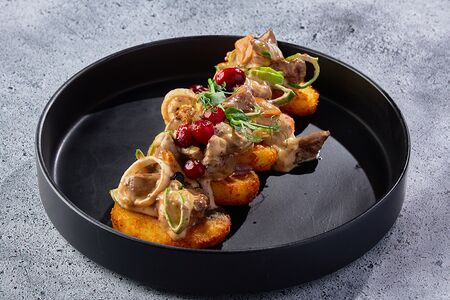 Печень по-строгановски с картофельными оладьями