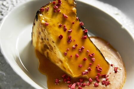 Баскский чизкейк с карамелью и сублимированной малиной