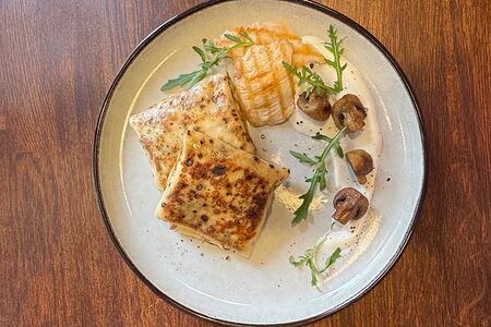 Блины с куриной грудкой и грибами в сливочном соусе