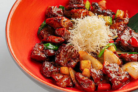 Говядина в соусе из черного перца с овощами