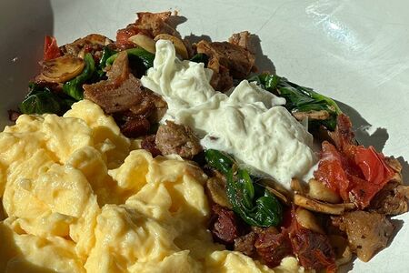 Скрембл с соте из индейки, томатов и шампиньонов со страчателлой