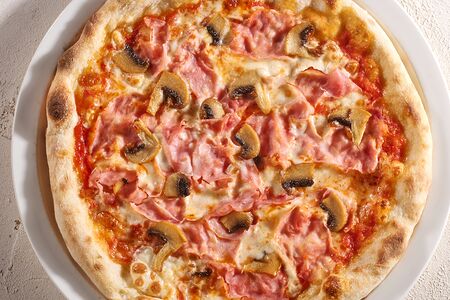 Пицца с ветчиной и грибами