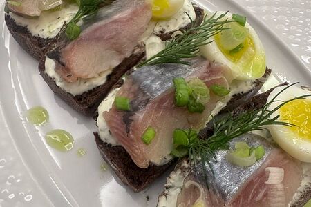 Каспийская сельдь на злаковом хлебе