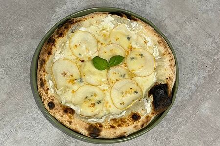 Пицца с грушей и горгонзолой