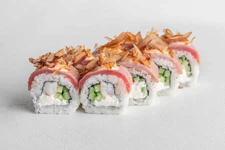 Креветка в опаленном тунце спайси