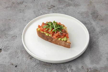 Брускетты на домашнем хлебе с авокадо и анчоусами