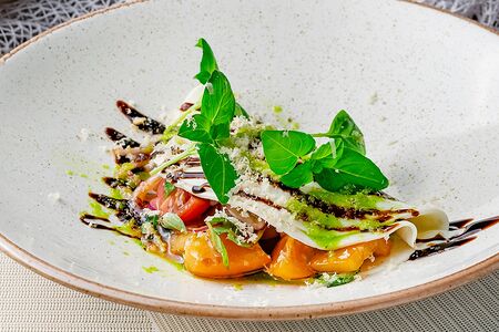 Салат из томатов в сырной лепешке