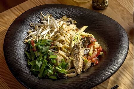 Лапша с курицей, грибами и соусом цезарь