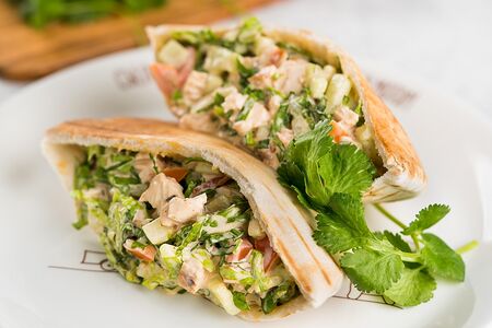 Пита с индейкой, соусом терияки и свежими овощами