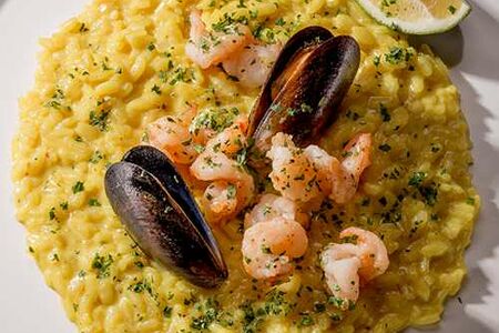 Шафрановое ризотто с мидиями и креветками
