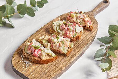 Брускетта с камчатским крабом, авокадо и спелыми томатами