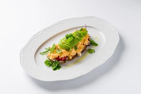 Скрембл на тосте из домашнего хлеба с творожным сыром и авокадо