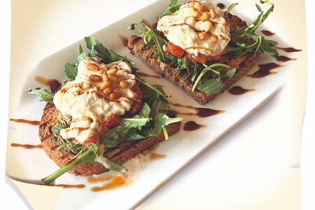 Две брускетты со страчателлой