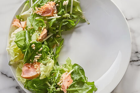 Зеленый салат с семгой горячего копчения