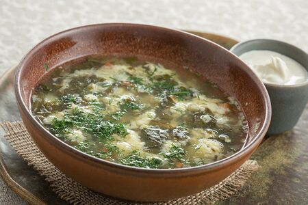 Зеленые щи с говядиной и яйцом