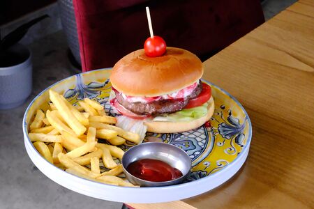 Бургер с брусничным соусом и моцареллой